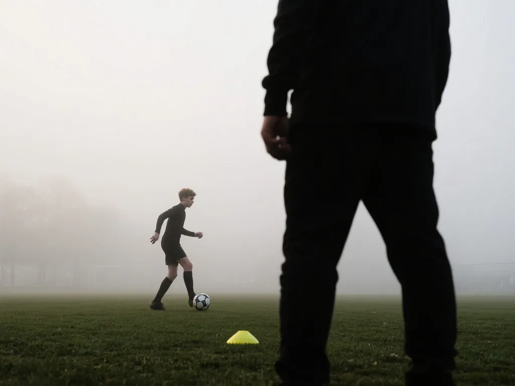 英伦绿茵场上的新星：杰米·吉滕斯与达米·切尔西的崛起